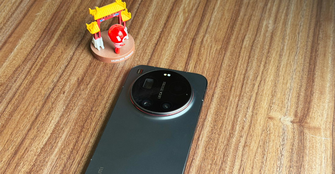 Xiaomi 17 Ultra Review: Leica Cameras, Snapdragon 8 Gen 5 & Photography Kit